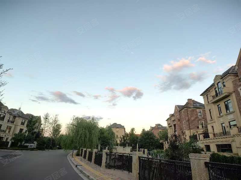 位于保利西山林语二期的房源 中间楼层 小三房 可拎包入住!