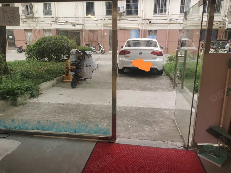 南苑新村(西区)送车位,可开店,也可以做休息娱乐室!