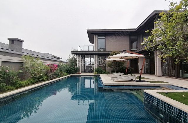 带超大花园泳池)越秀麓湖名轩临湖别墅 近高尔夫 纯天然氧吧.