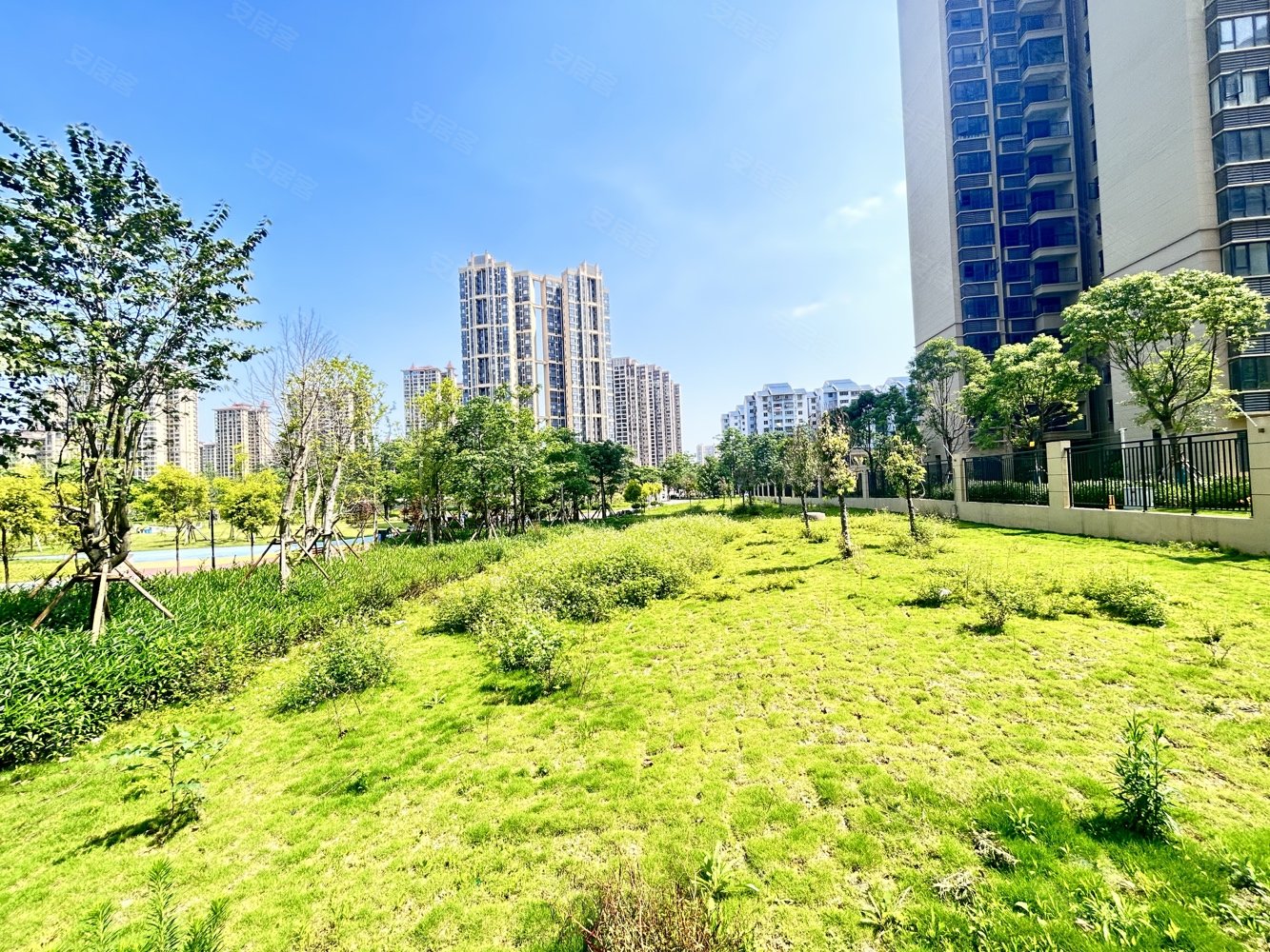 融创江南林语 交通便捷 商品房  南北通透 电梯中层视野开阔