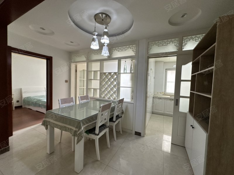 隆盛花苑 一梯两户 老本 三室改四室 带地下室 有租的车位,隆盛花园