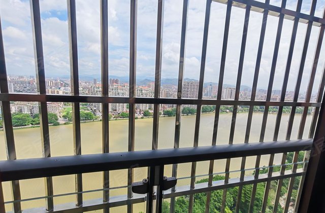 江南新城三期3室2厅150㎡82万二手房图片