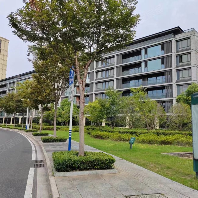 绿城兰园4室2厅2卫143㎡南北368万