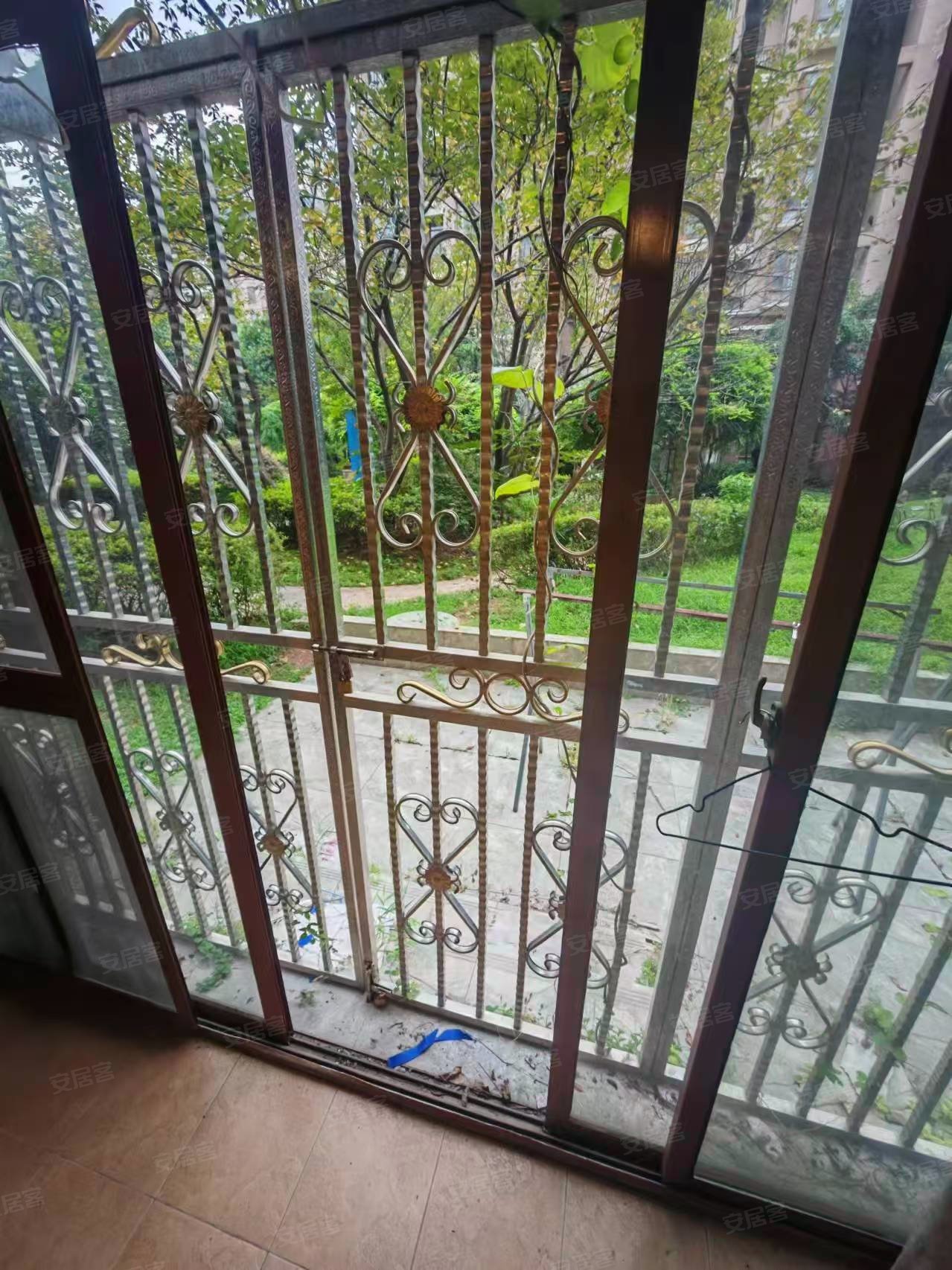 联泰香域滨江3室2厅2卫130.68㎡南北220万