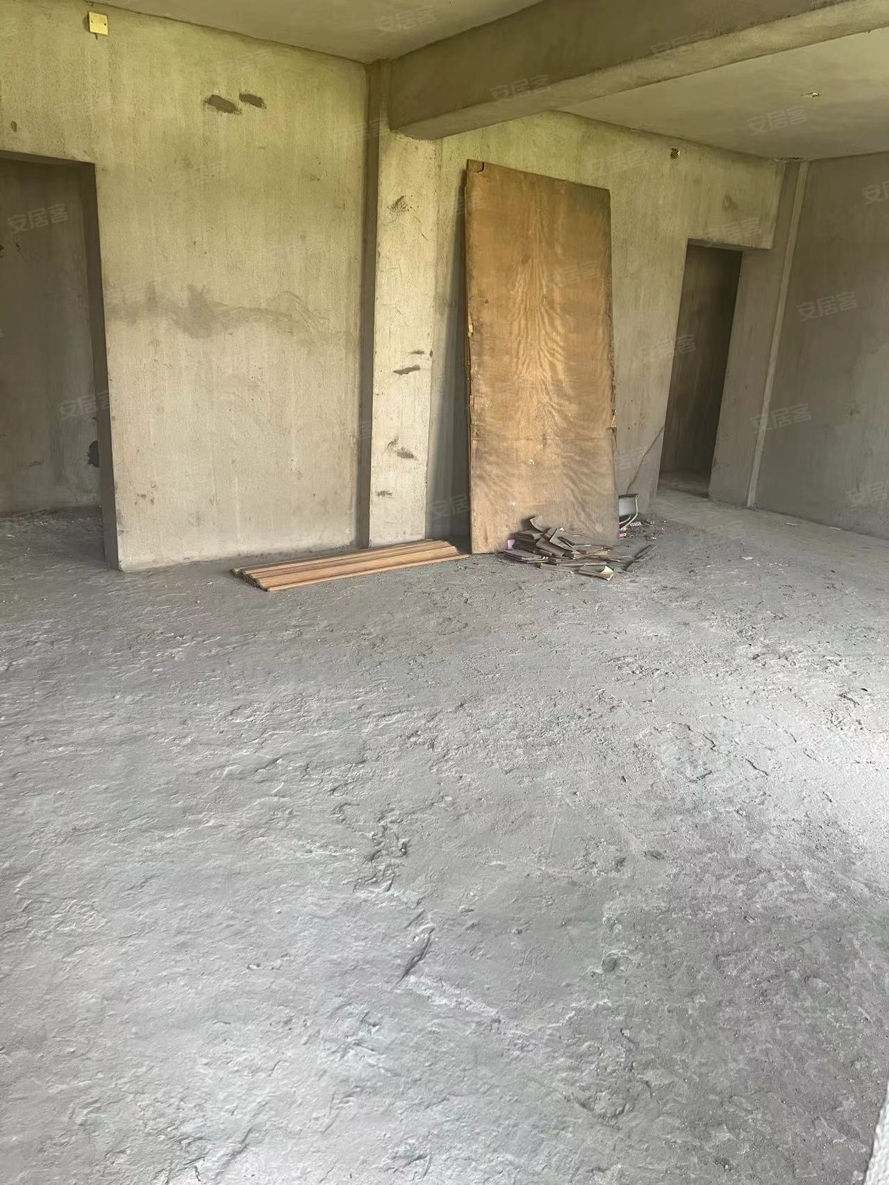 西苑小区6室2厅3卫328.04㎡东西188万