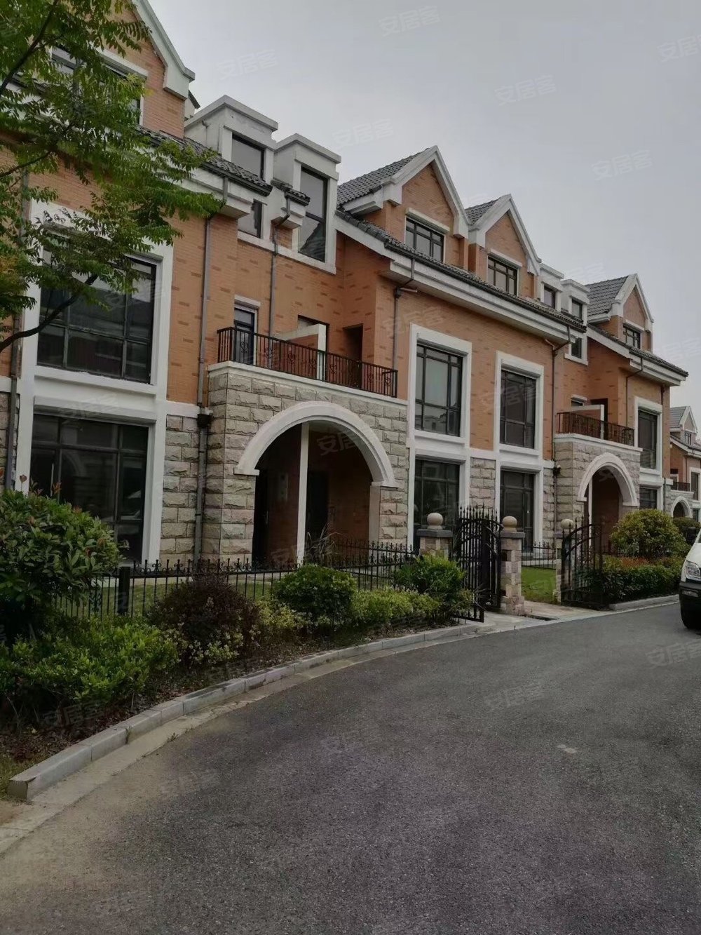 御景园联排别墅西边套前后大花园满俩年随时可看