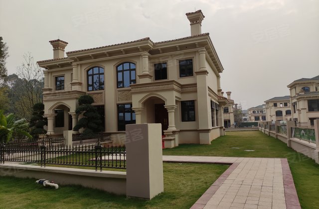 恒大金碧天下(别墅)4室2厅200㎡130万二手房图片