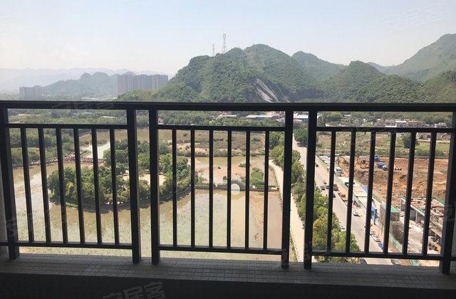 英德城区米市路聚龙湖花园2020年建造高层(共16层)南北143㎡5室2厅3卫