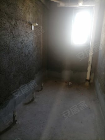 公务员小区3室2厅2卫141㎡南北97万