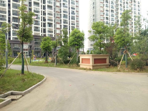 东方御景东区电梯房4楼,118平米,3室2厅5卫,精家装