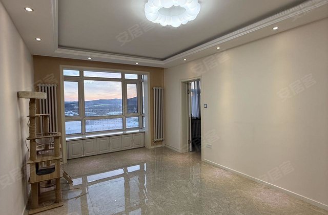 一品华府2室1厅140㎡52.8万二手房图片