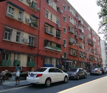 西直门 皂君庙 铁科院院内  低楼层南北透通两居室 厅挂西窗