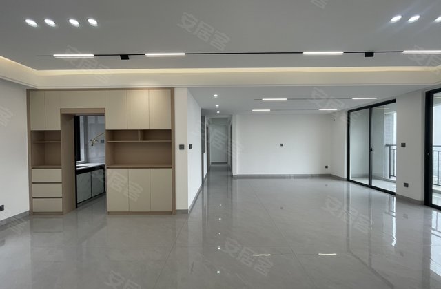     6房精装房9成新毛坯价电梯户小刀精装双阳台对流