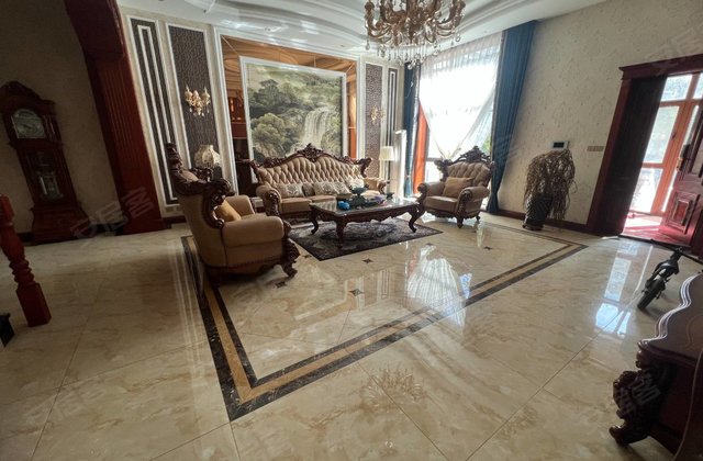 中骏汤泉香墅8室4厅366㎡185万二手房图片