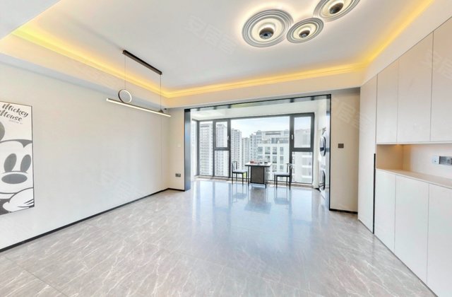 新上！房东30万装修自住没多久！卖房出国发展！带地下车位可谈