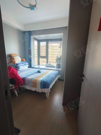 金轮津桥华府的板楼 楼龄新 临地铁 豪华精装 中间楼层采光好