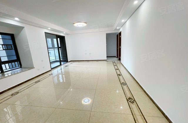 急急急 万科城商品房 看园林四房两卫 保养新  随时可看可谈