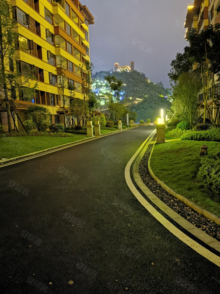 仁山公园紫荆苑4室2厅2卫166㎡南73.8万