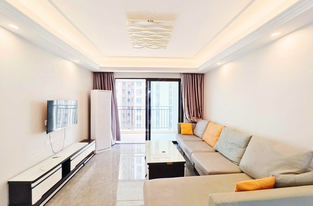 单价8字头,次新小区. 中海珑悦府四房两卫.南北对流中间楼层