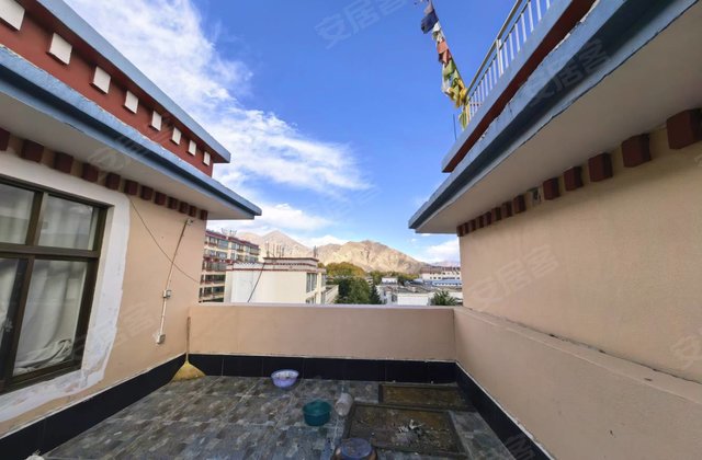 嘎吉康萨4室1厅210㎡215万二手房图片