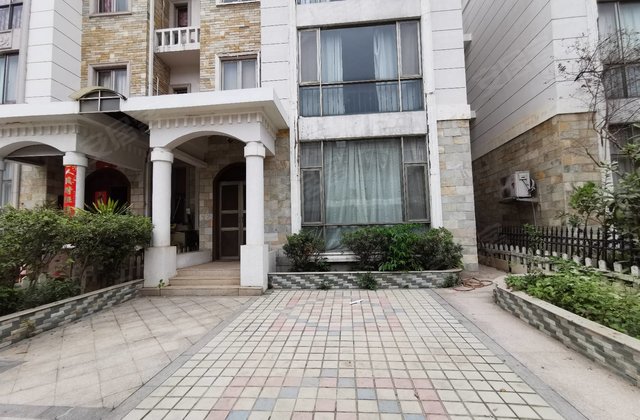 碧桂园凤凰城凤盈苑(别墅)7室2厅7卫286㎡南北630万