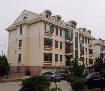 (新上)卧龙山庄多层四室带车库不临路位置好