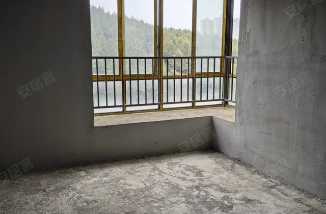 畔山御景3室2厅134.56㎡32万二手房图片