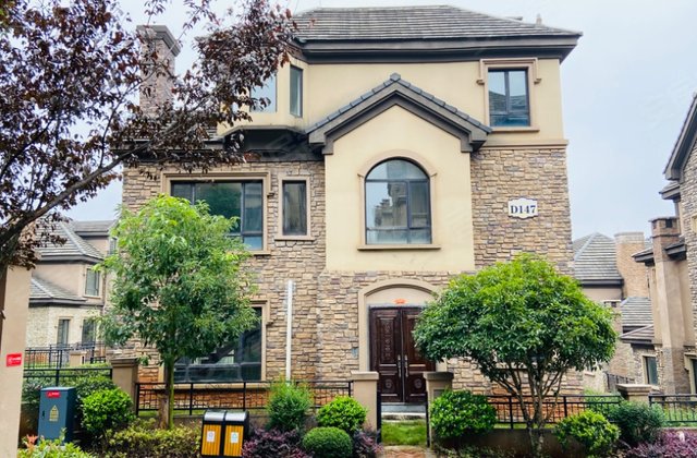 别墅5室3厅3卫带花园,车位,地下室,   证满2年南北满二年高铁西站小埠