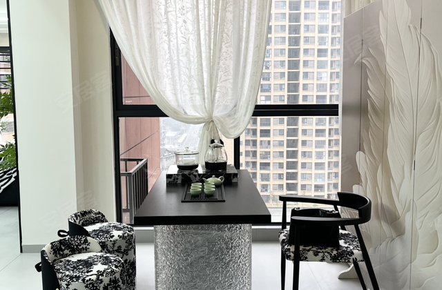 鹤鸣洲风光带 天星广场对面 品质装修大四房 婚房装修 户型好