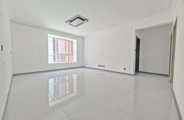 鲁艺二号苑3室2厅125㎡74.8万二手房图片