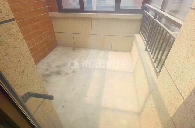  价急售 联排别墅 小区中间位置 花园大 诚心出售