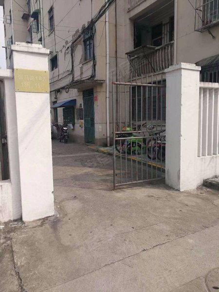 张马路18弄小区 