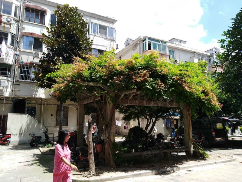 鹤坡路35弄小区 