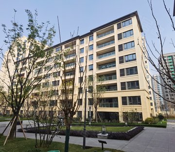 中央公园一环清水横厅洋房4室2卫 带前后花园一百多平 急售