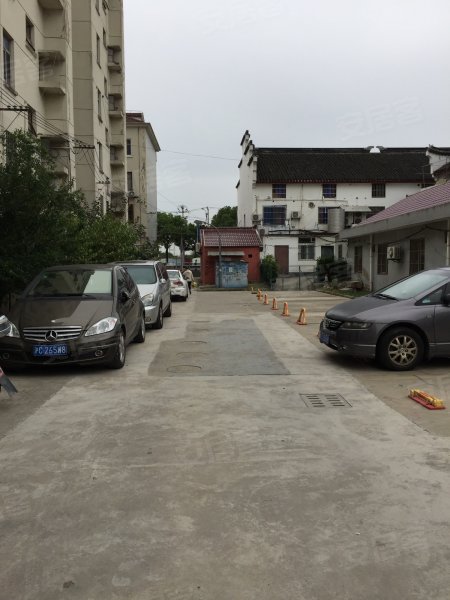 鹤坡路84弄小区 