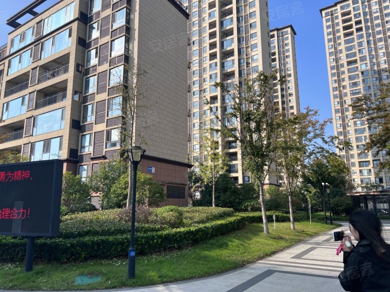 御湖湾12平 毛坯三房两卫 中楼层 南北通透 看上可刀