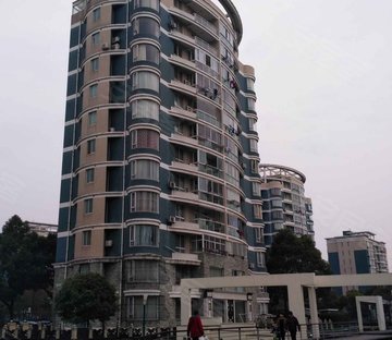 金月湾电梯房三楼,118.39平 ,飞机户型,精装,采光好.