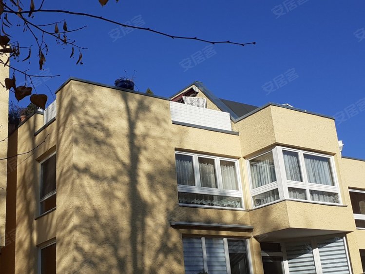 德国柏林约¥367万免费三卧室公寓，带画廊和阳光明媚的屋顶露台，靠近万西二手房公寓图片