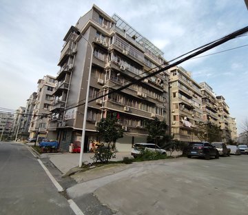 秋丰石塔上小区