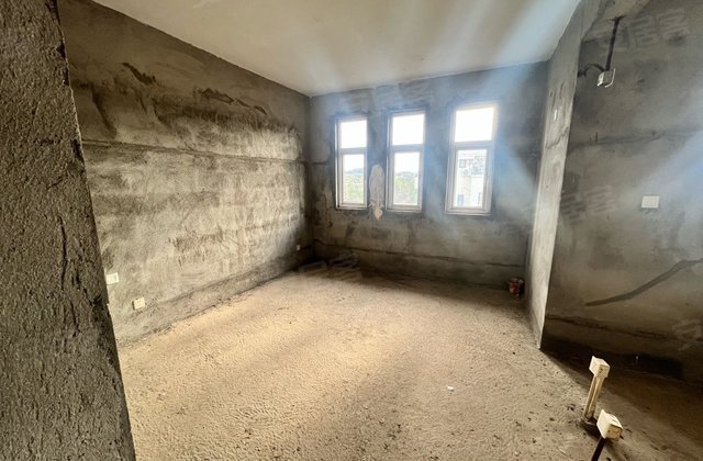 高速综合小区4室2厅144㎡95万二手房图片