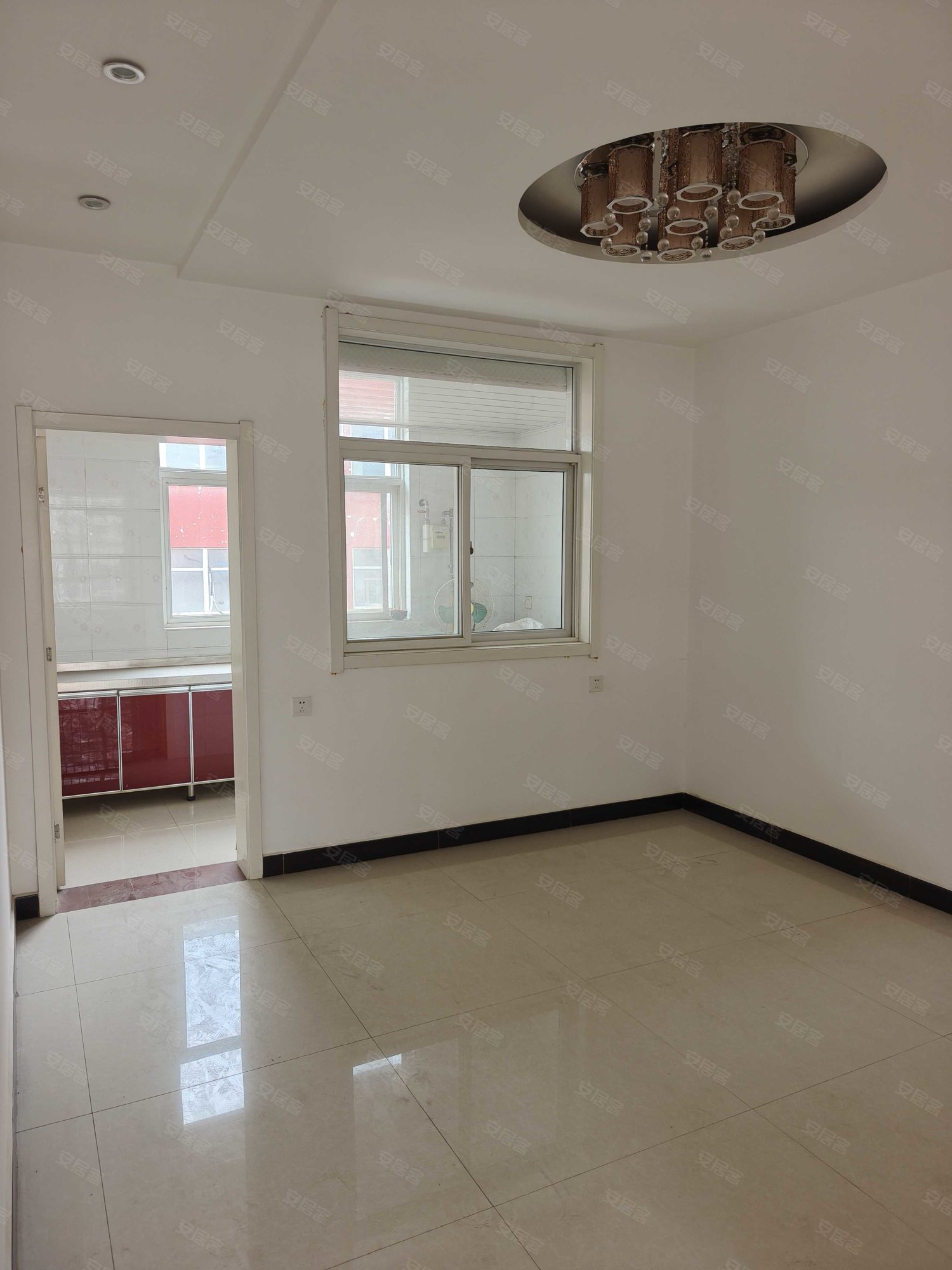 新艺花城3室2厅1卫134㎡南北28万