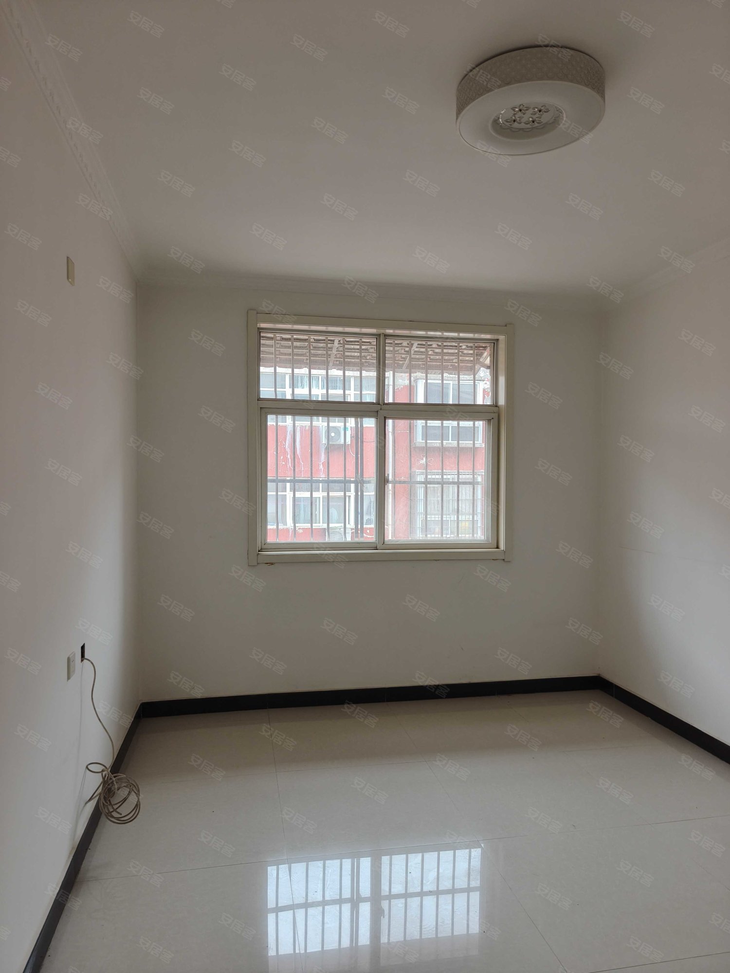 新艺花城3室2厅1卫134㎡南北28万