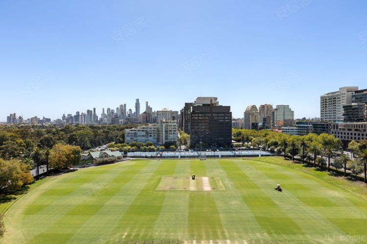 澳大利亚维多利亚州墨尔本拍卖2卧室公寓 可欣赏Albert Park Lake景色二手房公寓图片