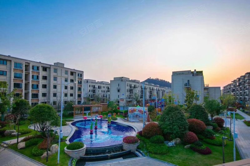 碧桂园凤凰府4室3厅4卫152㎡南北180万