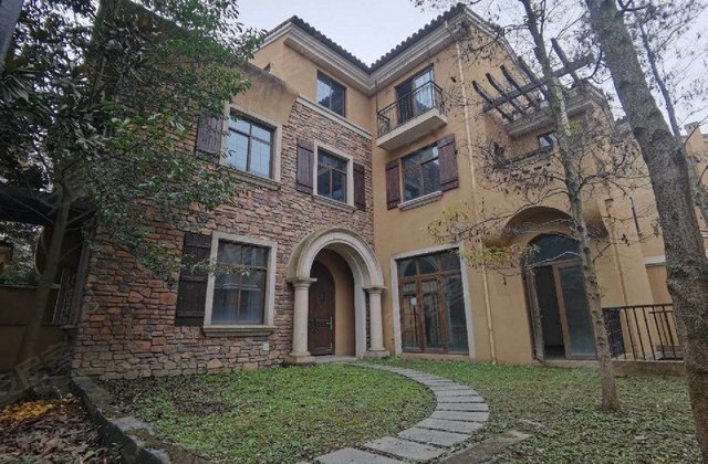 天府新区 现房联排别墅 带超大花园私人车库 麓湖生态城