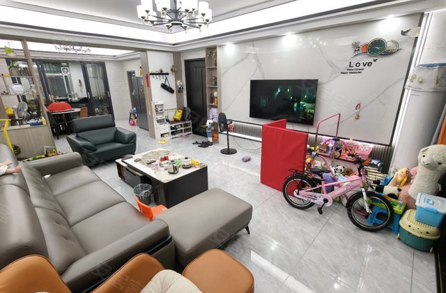 二中广场4室2厅150㎡48.8万二手房图片