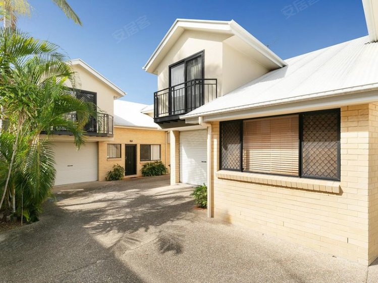 舒适联排别墅,配有高吊顶,位于小型精品小区内 - 租金.