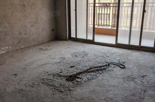 海润爱琴海5室2厅136㎡54.5万二手房图片