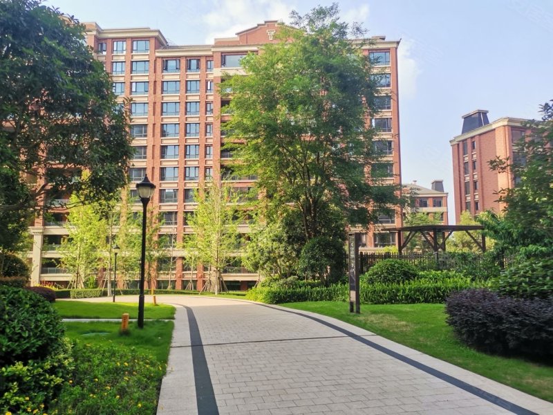 阳光城哈罗小镇4室2厅2卫144㎡东136万