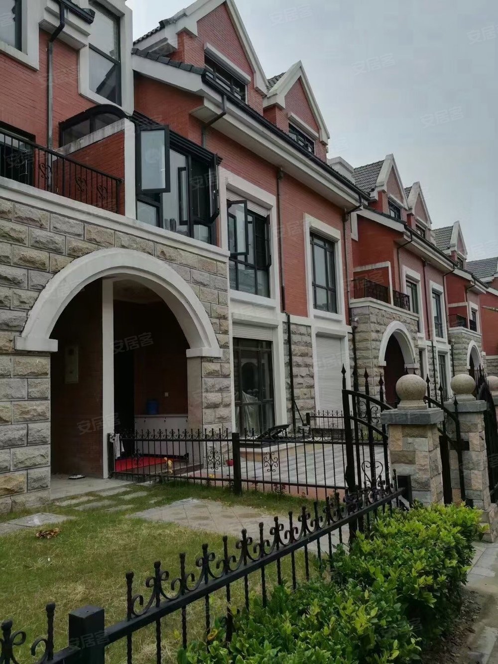 御景园联排别墅西边套前后大花园满俩年随时可看